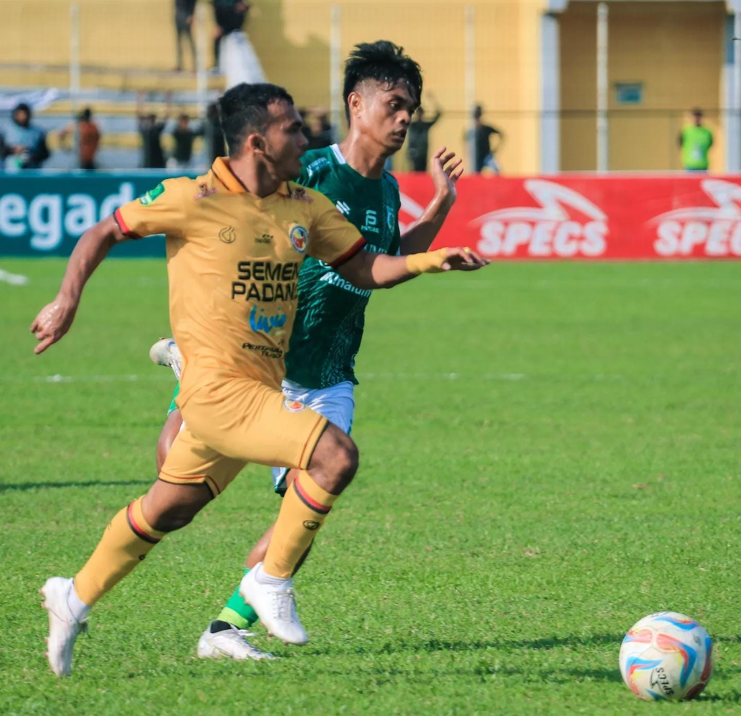 Daniel Rocken gemilang, bukukan 2 assist untuk hancurkan tim kampung halaman (Foto: Semen Padang FC)